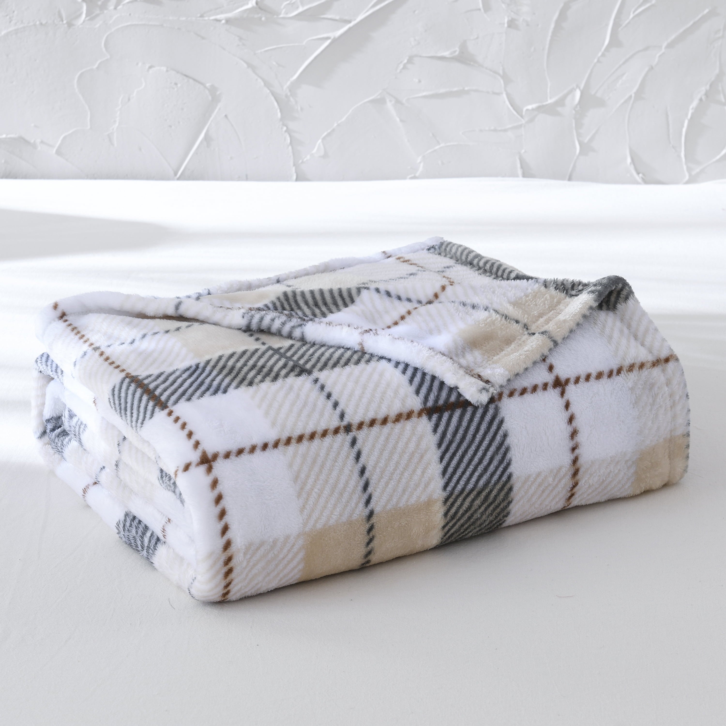 Mainstays Super Soft Plush Blanket, Neutral Plaid, Twin, Adult/Teen
