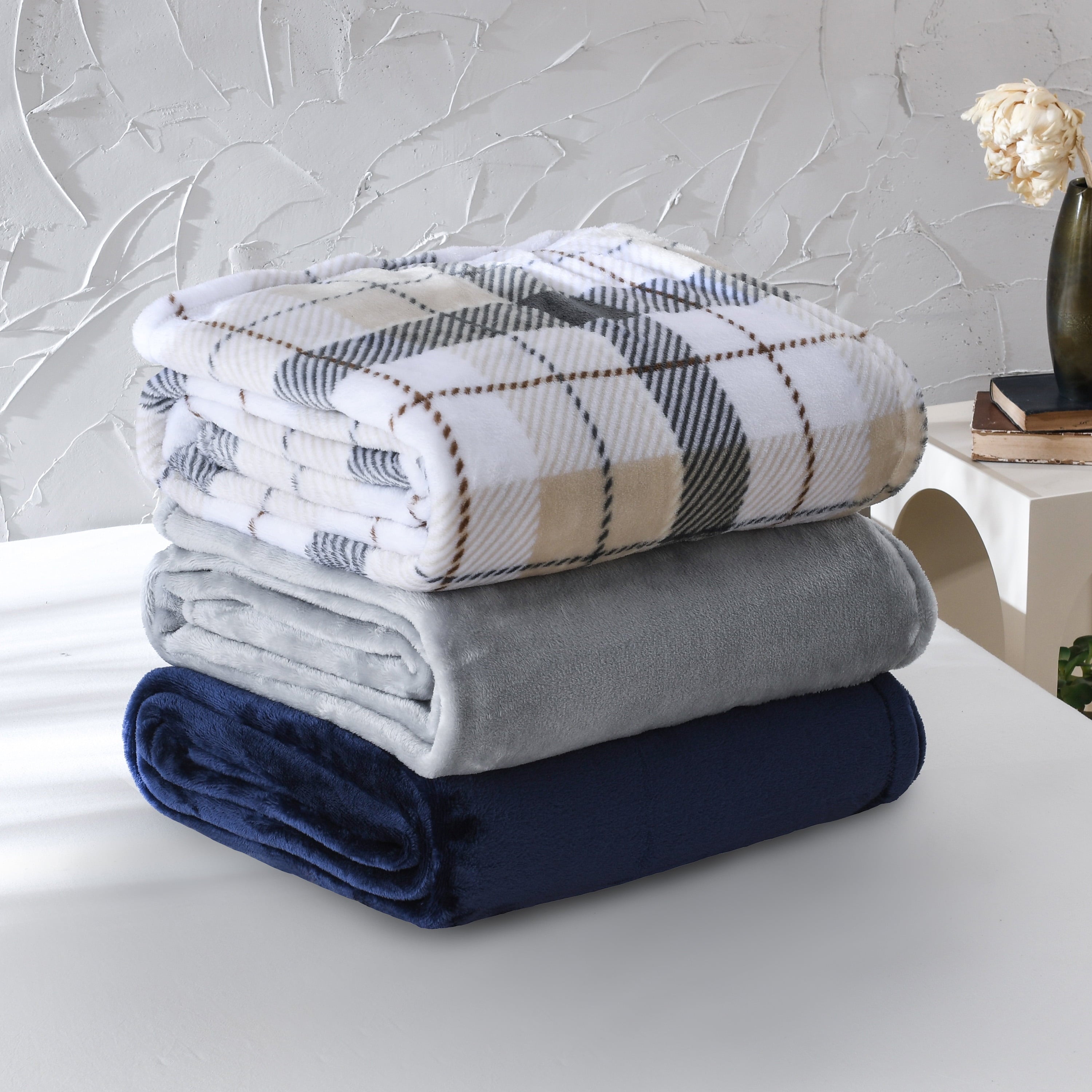 Mainstays Super Soft Plush Blanket, Neutral Plaid, Twin, Adult/Teen