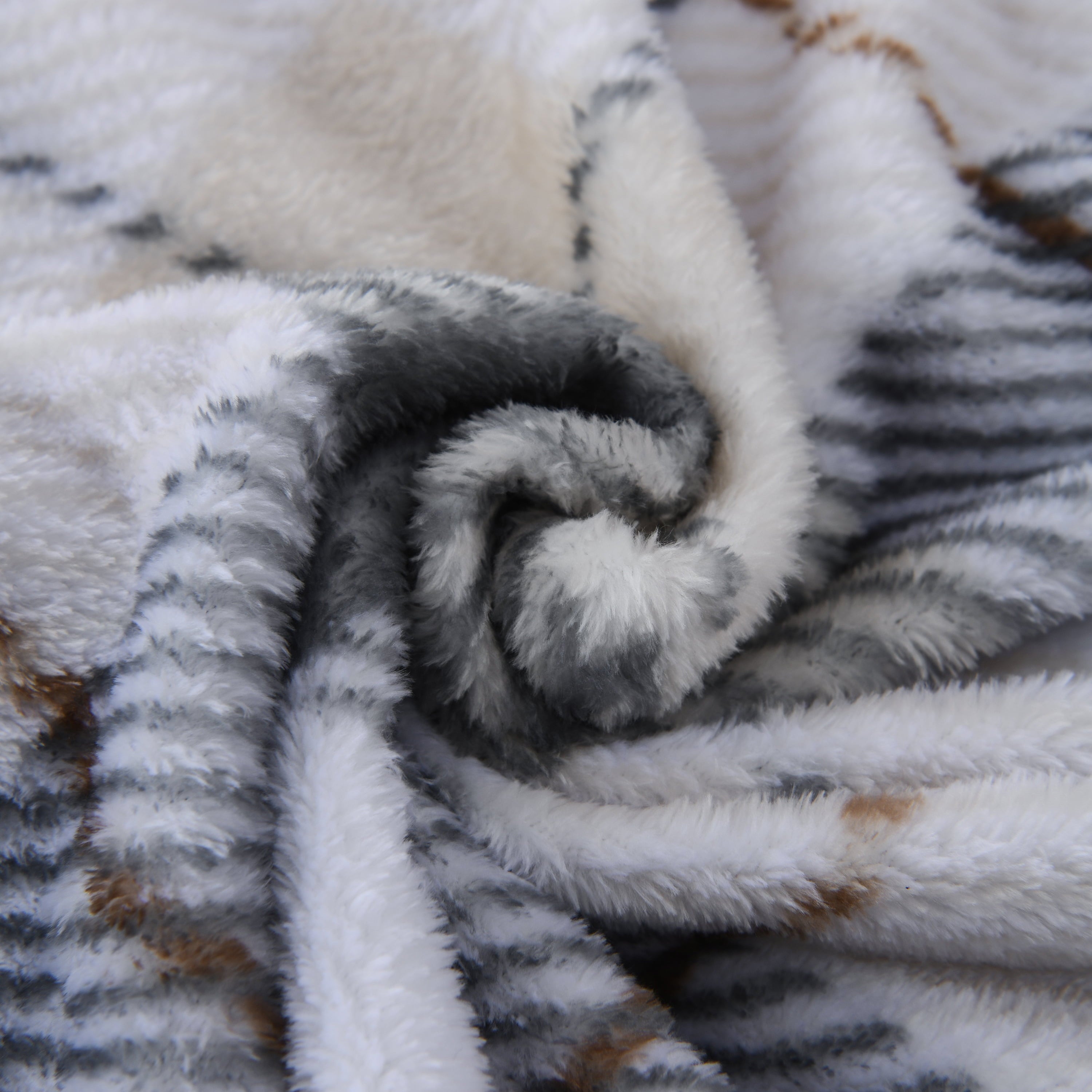 Mainstays Super Soft Plush Blanket, Neutral Plaid, Twin, Adult/Teen